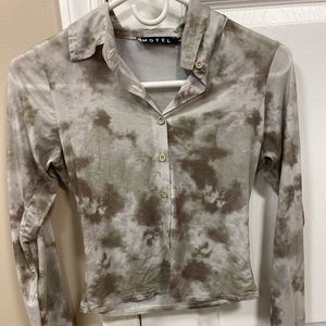 Motel sheer button up top